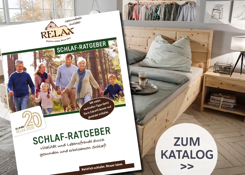 RELAX Schlaf Ratgeber vor Schlafzimmer mit Massivholzbett, Nachttisch und natürlicher Bettwäsche, Ratgeber für gesunden Schlaf, ergonomisches Liegen und natürliches Schlafen.
